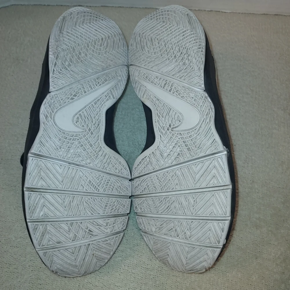 Nike Hustle Quick Boys Black/white  Basketball Shoes size Y6.5 / Eur 39